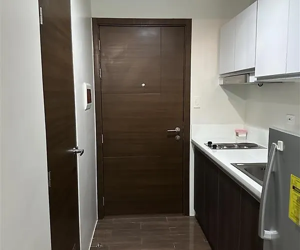 Queen Size Bed At Air Ayala Ave Makati Apartment *