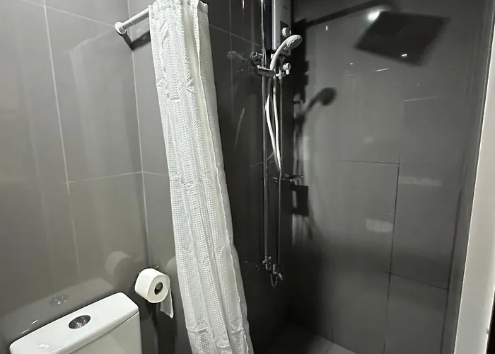 Apartment Queen Size Bed At Air Ayala Ave Makati *