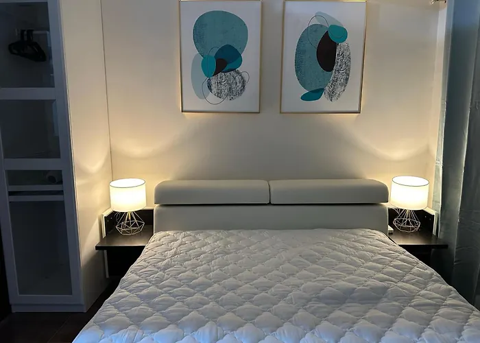 Queen Size Bed At Air Ayala Ave Makati Apartment *