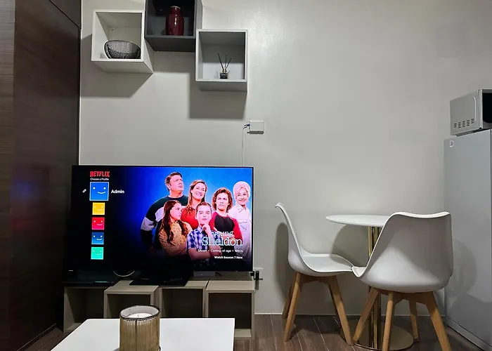 Apartment Queen Size Bed At Air Ayala Ave Makati
