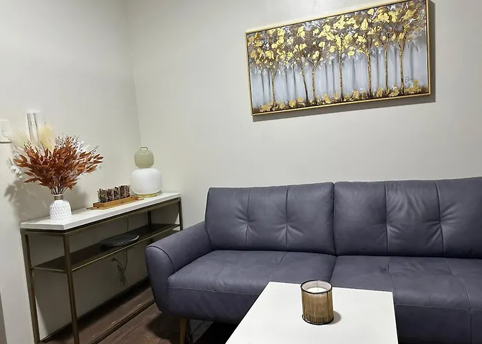 Queen Size Bed At Air Ayala Ave Makati *