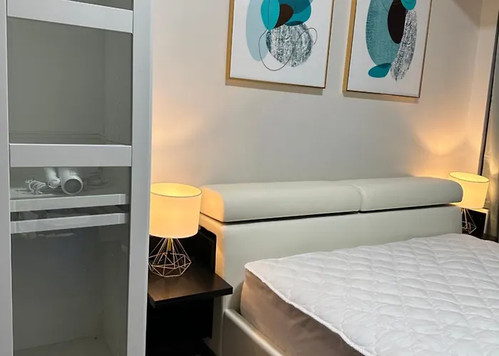 Apartment Queen Size Bed At Air Ayala Ave Makati *