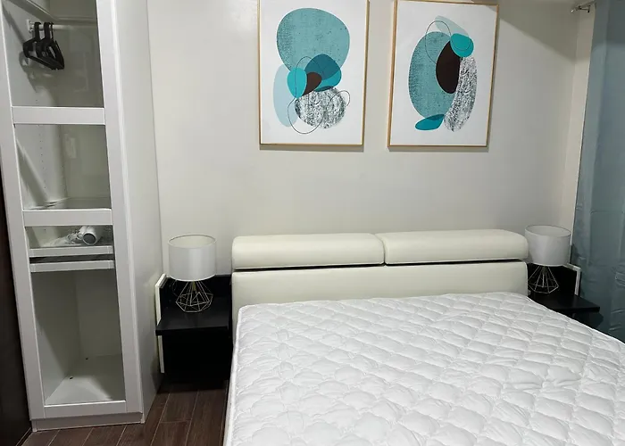 Apartment Queen Size Bed At Air Ayala Ave Makati *